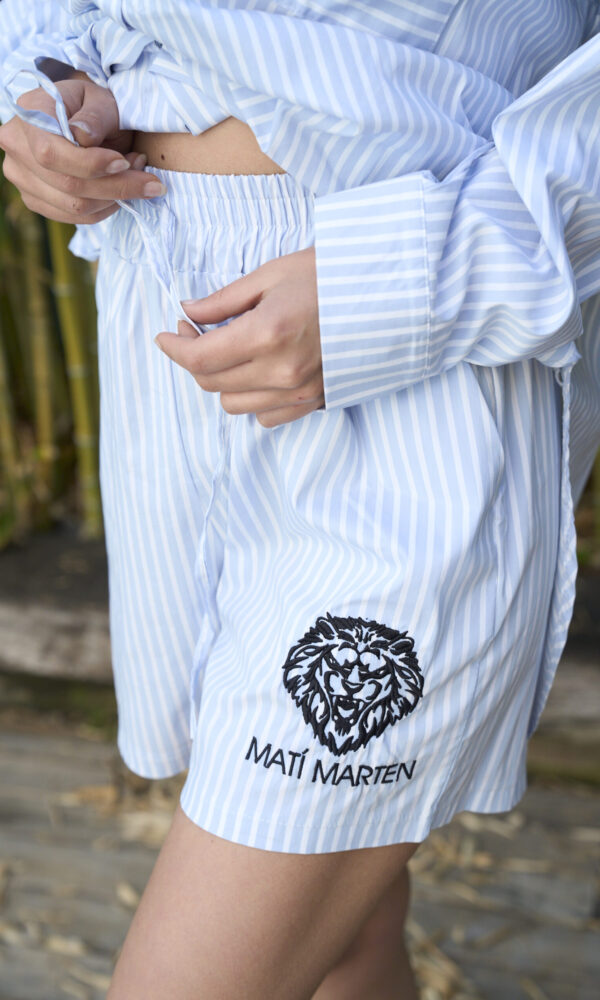 Pantaloncini con riga celeste e ricamo logo in cotone - immagine 2