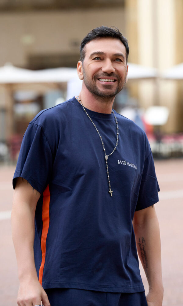 T-shirt blu e arancio - immagine 1
