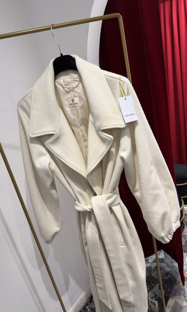Cappotto burro con manica arricciata