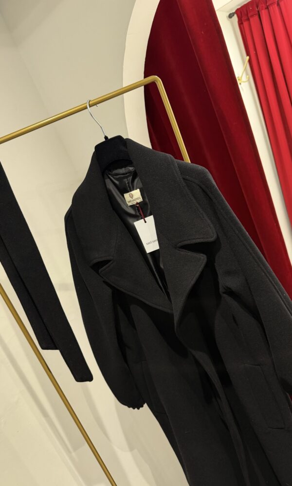Cappotto nero con manica arricciata