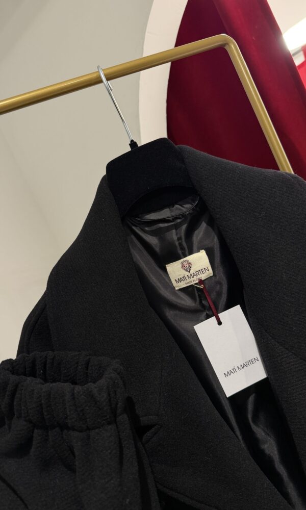 Cappotto nero con manica arricciata - immagine 5