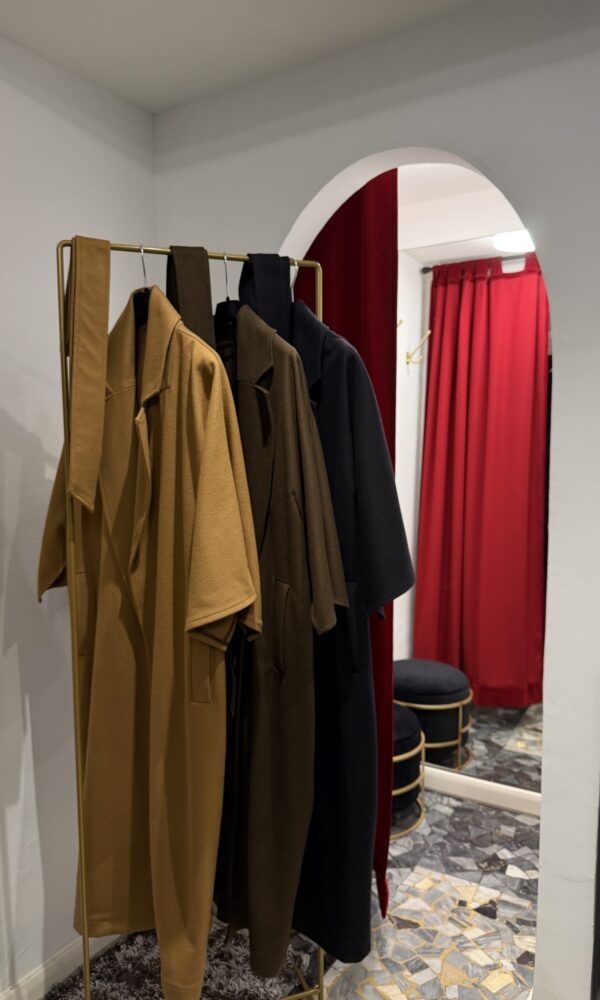 Cappotto nero con manica a farfalla