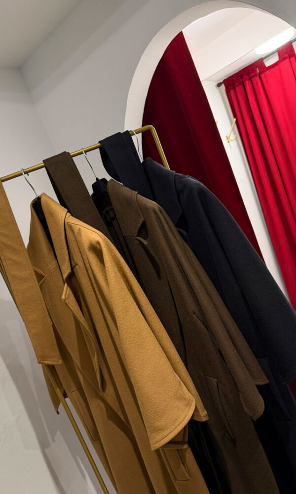 Cappotto moro con manica a farfalla - immagine 4