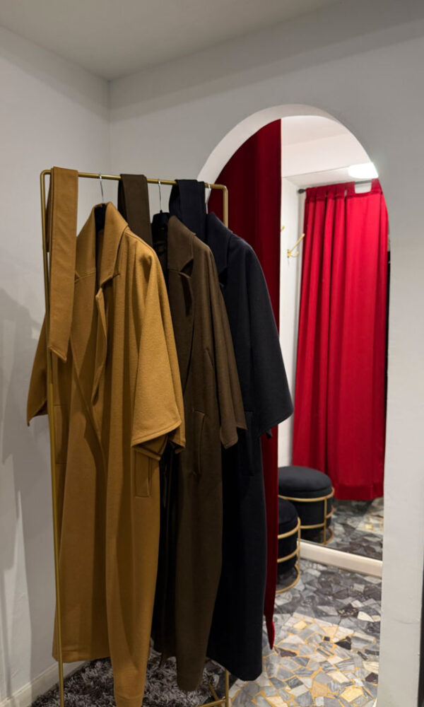 Cappotto moro con manica a farfalla - immagine 5