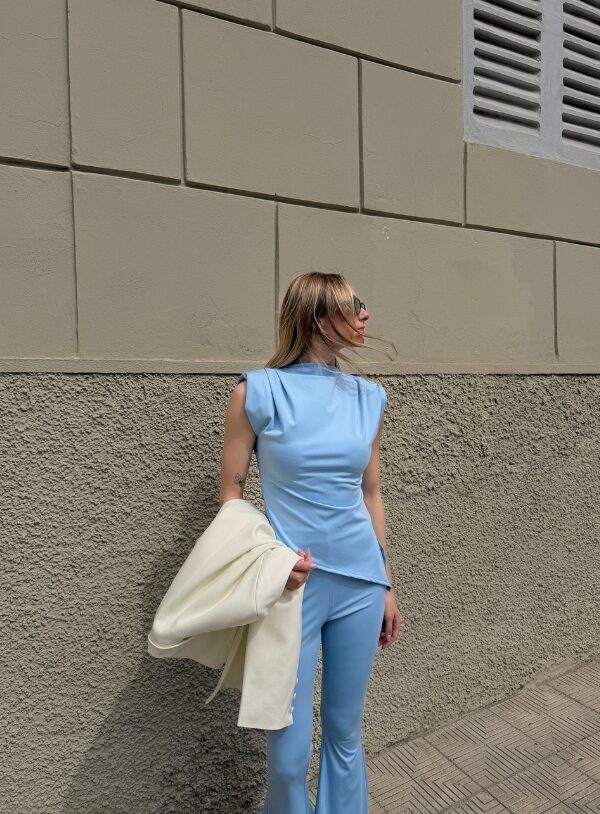 Completo Cielo con top drappeggiato e pantalone a zampa